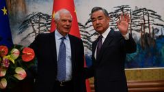 El jefe de la diplomacia europea, Josep Borrell, en su reuni�n en Pek�n con el ministro de Exteriores de China, Wang Yi.
