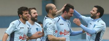 Alberto, Felipe Varela, �lvaro, Popo y Fran celebran un gol en el Estadio de Cantarrana. 