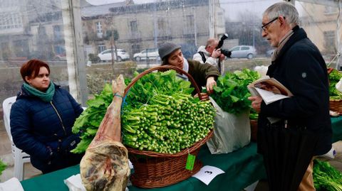 Cestas con madas de grelos que se presentaron al concurso de la Feira de As Pontes.