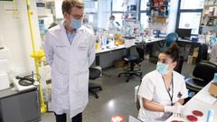 El presidente de la Xunta, Alberto N��ez Feijoo, en una visita al Laboratorio de Microbiolog�a del Chuac
