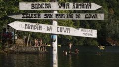 Letreros indicadores de puntos de inter�s tur�stico en la playa fluvial de A Cova, en O Savi�ao