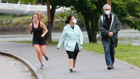 Gente caminando o corriendo por Pontevedra