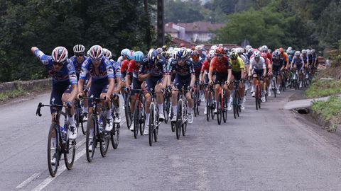 El pelotn durante la decimoquinta etapa de la Vuelta ciclista a Espaa disputada este domingo entre Infiesto y Cuitu Negru, con 143 kilmetros de recorrido