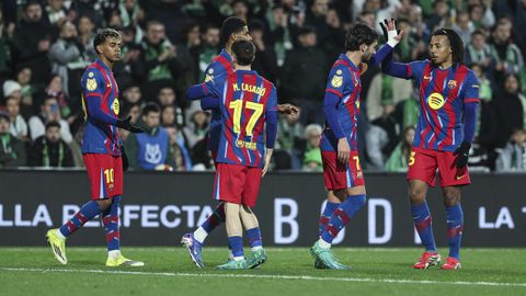 Los jugadores del Barcelona celebran el gol de Ferran Torres