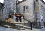 Muchos vecinos aprovechan el bel�n de la praza do Reloxio para hacerse una foto festiva. 