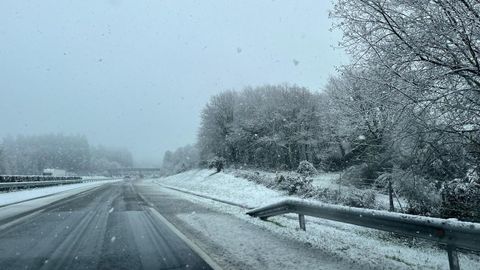 La A-6 ten�a algo de nieve a su paso por Guitiriz a primeras horas de la tarde