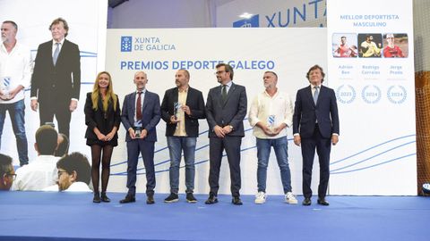 Antonio Ben (el segundo por la derecha) recogió el premio de mejor deportista masculino en el 2023 de su hijo, Adrián, que estos días compite en el Mundial de Tokio.