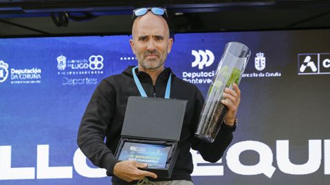 Xulio Conde, el Club Ciclista de Maceda, recogiendo el premio en reconocimiento a su labor en esta edici�n  
