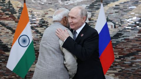 El primer ministro de la India saludando al presidente ruso