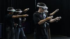 Participantes en una actividad de realidad virtual en Mundos Digitales