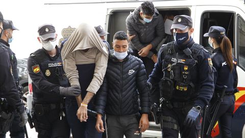 Varios de los detenidos acusados por el episodio que el pasado viernes oblig� a cerrar el Aeropuerto de Palma de Mallorca