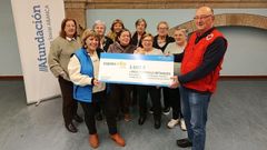 Las artesanas que crean piezas para el mercadillo Espazo +60 de Afundaci�n de Betanzos entregaron el dinero recaudado al presidente local de la Cruz Roja