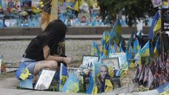 Monumento improvisado a los militares ucranianos y los voluntarios internacionales cados en la Plaza de la Independencia de Kiev.