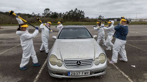 Taller de destructoterapia ayer en el pol�gono de Carballo 
