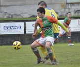 El ariete xalleiro Kevin disputando un bal�n ante el Dubra. 