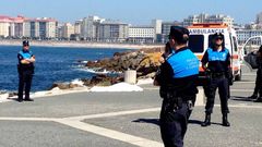 La polic�a y el 061, en las Esclavas