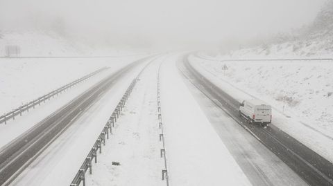Desde el pasado viernes la nieve ha obligado a cortar la circulaci�n en la A-52 en varias ocasiones.