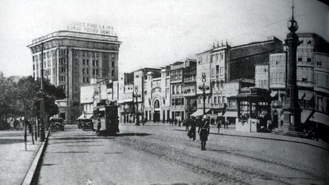 Foto antigua de A Coru�a. En primer plano el Cant�n Grande con el Banco Pastor en obras, al fondo.