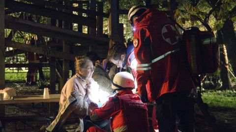 Miembros de la Cruz Roja atienden a una mujer tras un ataque ruso en Odesa.