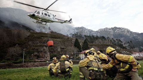 Bomberos de Asturias trabajan para extinguir las llamas en un incendio forestal