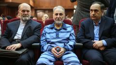 El exalcalde de Teheran, Ali Najafi, junto a sus abogados durante el juicio por el asesinato de su mujer 