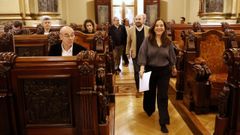 La alcaldesa, Ins Rey, entra en el saln de plenos seguida del portavoz municipal, Jos Manuel Lage, y ante la presencia del lder del BNG, Francisco Jorquera