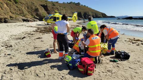 El operativo de emergencias para evacuar al hombre que fue rescatado del agua en Bascuas.