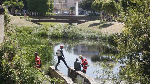Los bomberos fueron a rescatar esta maana al hombre que por la tarde apareci muerto en el ro. Lo rescataron porque se haba metido en el agua y no consegua salir