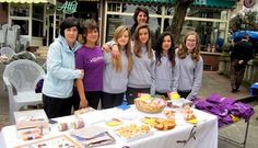 M�isquedanza instal� un puesto para recaudar fondos en el mercado sabatino.