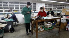 Y por la tarde mascarillas. Los propietarios de Calzados Losal dedicaron el tiempo de cierre forzoso a confeccionar mascarillas para repartirlas gratuitamente en Monforte. La actividad industrial la retoman en horario matinal. Por la tarde, siguen con las mascarillas. Llevan ya 1.700