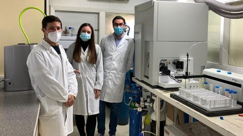  Los investigadores de la Universidad de Oviedo Mario Corte, Paula Garc�a y Roberto �lvarez-Fern�ndez