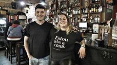 Jos� Manuel Macedo y Deborah L�pez gestionan en Gr�ndola, que acaba de cumplir quince a�os abierto en la esquina de la R�a Liberdade con la Praza de San Marcial.