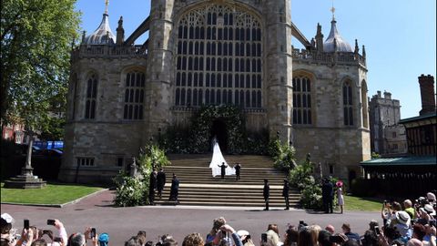 Uno de los gestos feministas de Meghan Markle. La duquesa de Sussex es declarada feminista y no quiso dejar pasar la oportunidad de demostrarlo durante el enlace. La ausencia de su padre puso sobre la mesa un problema de protocolo sobre qui�n deb�a de acompa�arla al altar. A pesar de que finalmente fue el pr�ncipe Carlos el elegido, Meghan pidi� caminar sola durante el primer tramo del camino hasta que su suegro apareci� para darle el brazo. Subi� sola las escaleras de la capilla dejando una de las fotos m�s ic�nicas del enlace.
