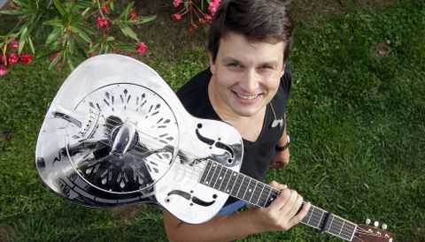 �scar Rosende tiene 34 a�os, pareja y un hijo de 2 a�os con los que vive en el barrio de Novo Mesoiro. 