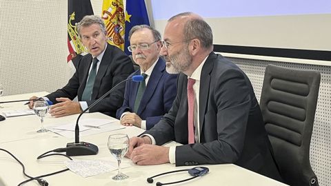 El presidente ceut�, Juan Jes�s Vivas (c); el l�der del PP, Alberto N��ez Feij�o (i), y el presidente del Partido Popular Europeo (PPE), Manfred Weber (d) durante la rueda de prensa ofrecida este lunes en Ceuta