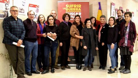 Miembros del grupo Eleuterio Quintanilla en la muestra �Sufrir la guerra, buscar refugio�.