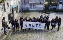 Una treintena de personas se manifestaron ayer contra el derribo de la Casa da Xuventude. 