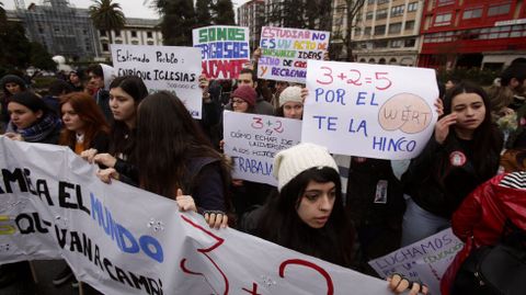 Estudiantes de A Corua, en la plaza de la Palloza