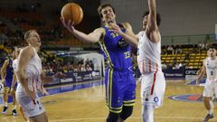Seixas intenta superar la s�lida defensa de los c�ntabros