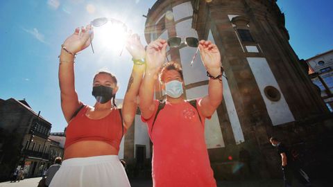 En Pontevedra, varios turistas miran el eclipse