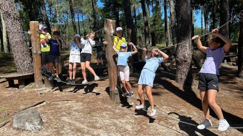 Rapaces nun campamento en O Pino