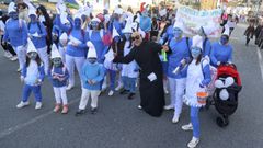 Padres y docentes del CPI de Atios se vistieron de pitufos para reivindicar un instituto para Valdovi�o, en el festival de entroido