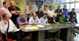 Los miembros de la nueva junta directiva en la reuni�n celebrada en la sala de trofeos del club.