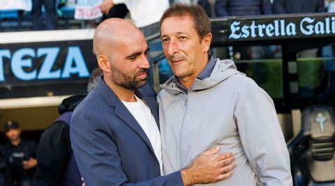 Claudio Gir�dez y Luis Miguel Ramis se saludan antes del Celta-Osasuna.