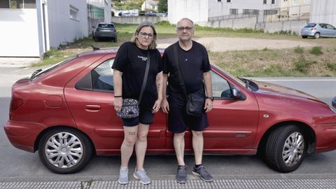 Juan Jos� e Isabel Otero, delante del coche en el que se hospedan desde hace dos semanas.