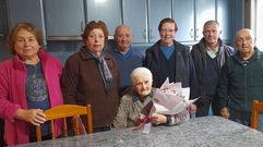 Benedicta, afincada en la parroquia de Bazar, fue felicitada en su 104 cumplea�os por el Concello de Santa Comba, que le entreg� un ramo y le dese� �sa�de e benestar� a esta vecina xalleira.