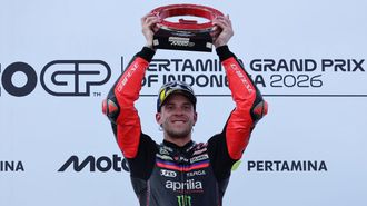 Marco Bezzecchi celebra en el podio tras ganar el Gran Premio de Indonesia de moto GP.