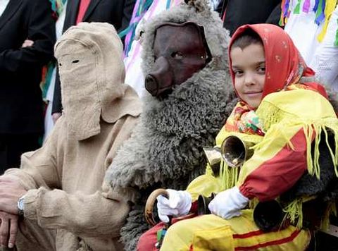 O Oso de Salcedo cun xove peliqueiro chantadino.