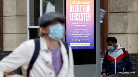 Un mensaje de alerta visto en las calles de la localidad brit�nica de Leicester, donde el confinamiento contin�a