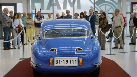 Visita de suscriptores de La Voz al Museo de Automocin e Historia de Arteixo